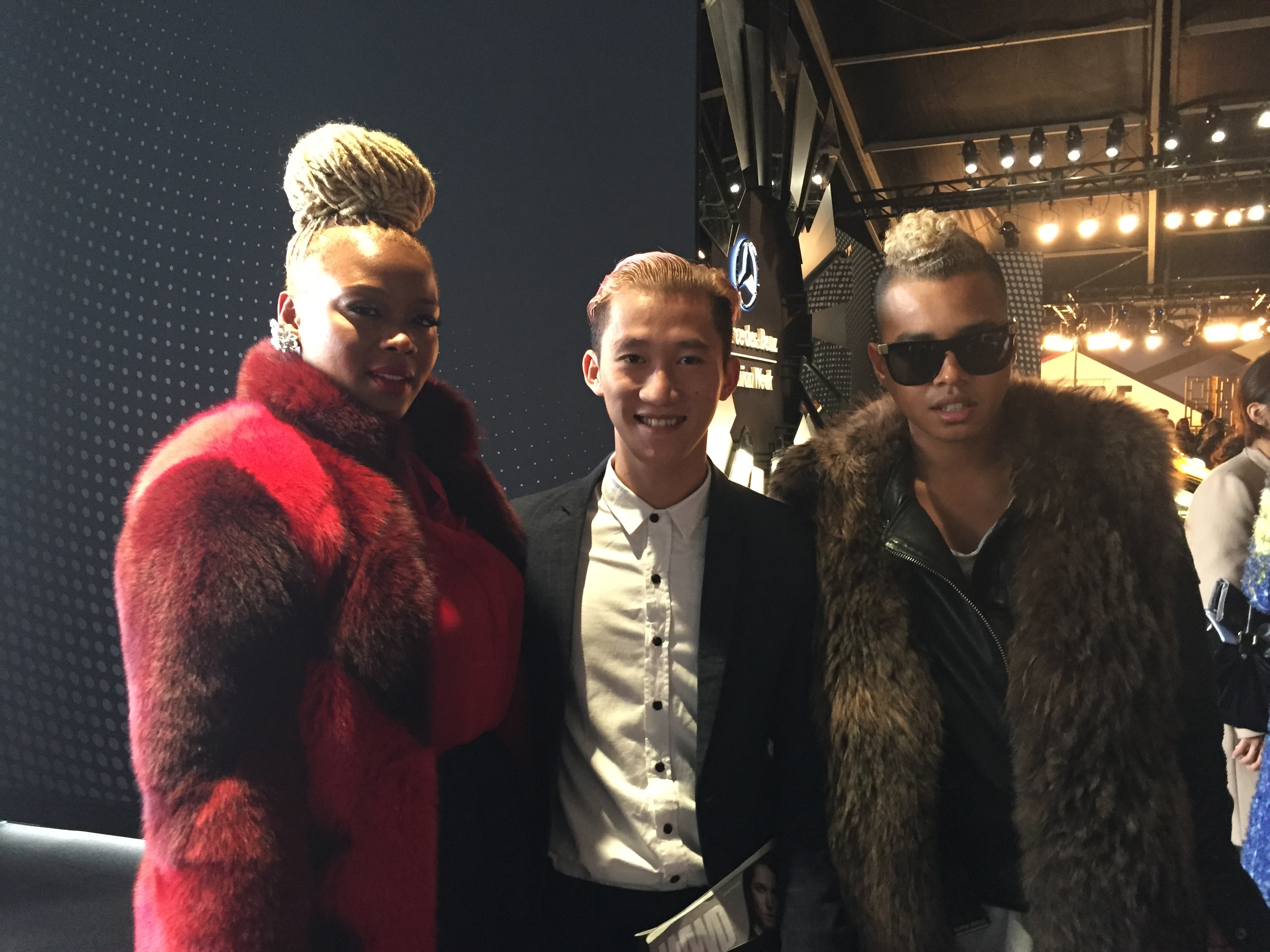 Anh cũng có cơ hội chụp ảnh cùng fashion blogger nổi tiếng Clair Sulmers (áo đỏ bên trái).