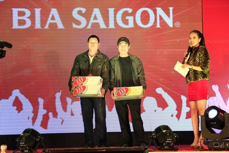 Tang bia li xi dau nam cho ban be hinh anh