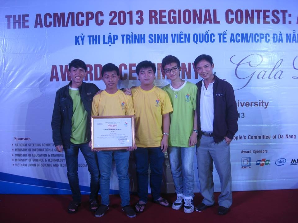 SV HUTECH đạt giải nhì Olympic Tin học sinh viên 2013.