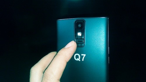 Mắt quét vân tay 10 lớp tích hợp sau phía dưới camera và đèn flash. Giúp bảo mật hoàn toàn bất khả xâm phạm vào dữ liệu cá nhân.