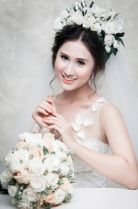 Khải Thiên chuộng phong cách trang điểm cưới nhẹ nhàng, tôn vinh vẻ đẹp tự nhiên. Lớp nền mỏng và các gam màu sáng giúp cô dâu khoe được làn da mịn màng, khỏe khoắn.