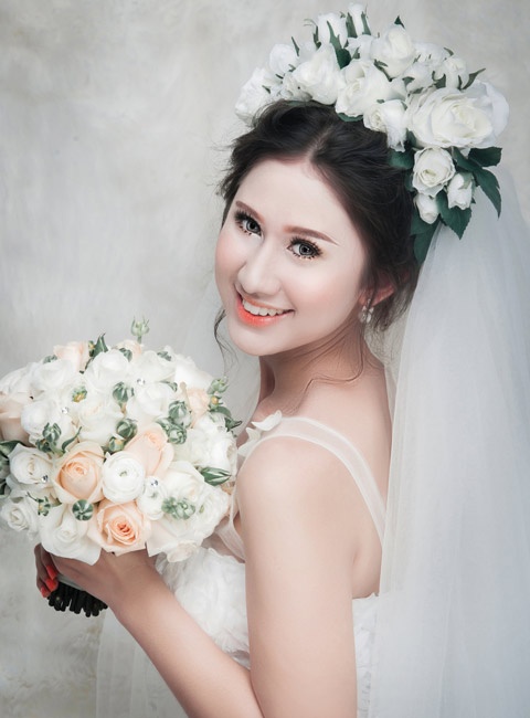 Tông cam phù hợp với phong cách năng động, cá tính trong dịp xuân-hè. Với màu cam, bạn không nên lạm dụng nhiều phấn, chỉ cần tạo điểm nhấn tinh tế ở mắt và môi.