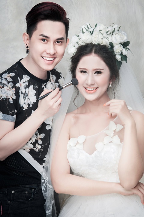 Chuyên gia trang điểm Khải Thiên đưa ra nhiều ý tưởng make up nhẹ nhàng, nữ tính và ấn tượng cho các cô dâu.