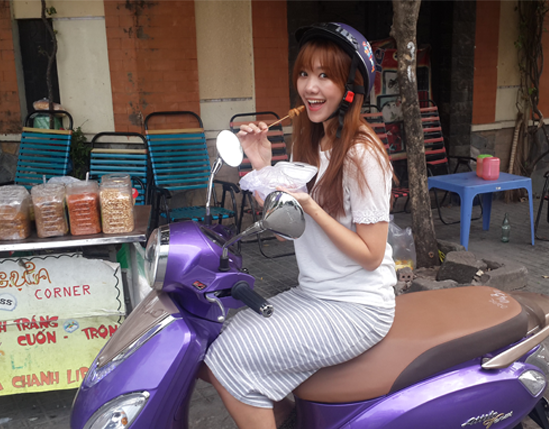 Hari Won thich thu khi di chuyen tren duong pho Viet hinh anh