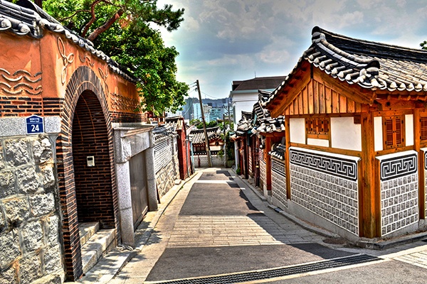 Nằm giữa trung tâm thủ đô, làng Bukchon Hanok vẫn giữ được nguyên vẹn nét cổ kính về kiến trúc và phong cách sống của người Hàn Quốc thời xa xưa.