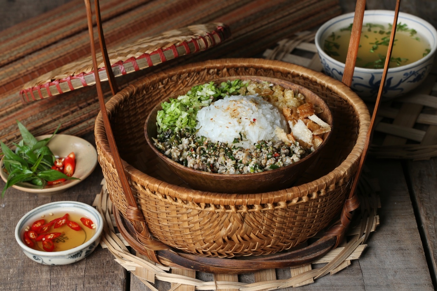 Cơm hến trộn - món ăn bình dân rất được ưa chuộng ở Huế.