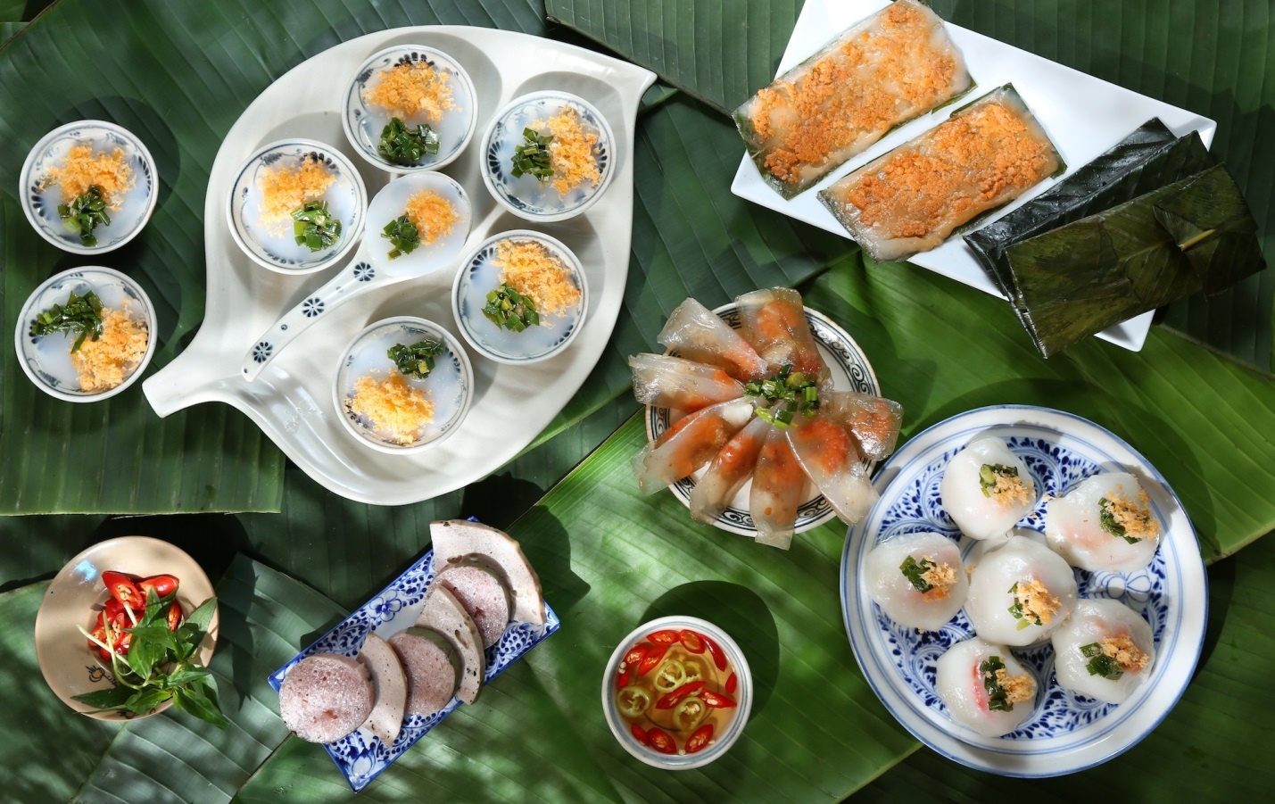 Bánh ram ít trần, bánh bột lọc, bánh Huế chả nem, bánh nậm là những món ăn rất được yêu thích của xứ Huế.