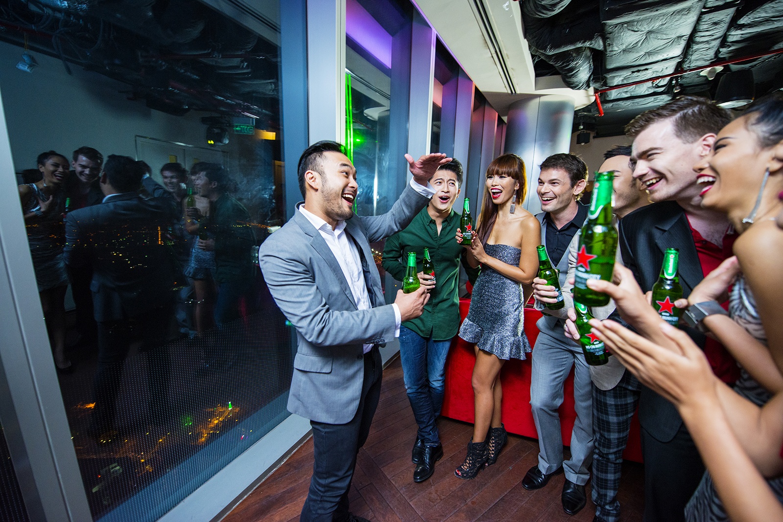 Trải nghiệm những giây phút tiệc tùng chào năm mới sôi động khi cùng nhau thưởng thức những chai Heineken mát lạnh và tận hưởng không khí lễ hội tưng bừng.