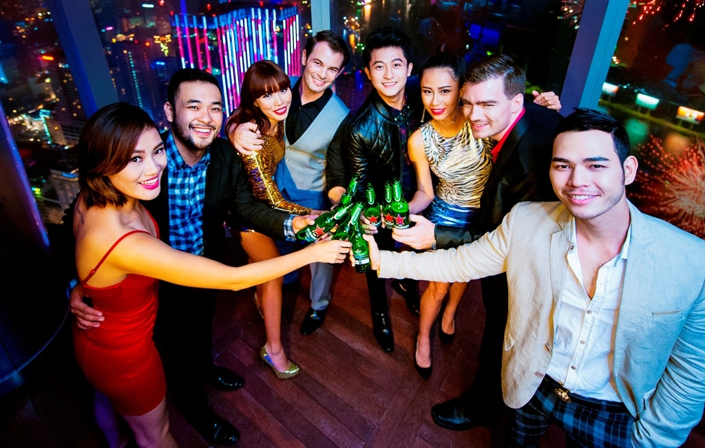 Cùng nâng ly cùng chúc mừng một năm mới đầy hứng khởi và rực rỡ.