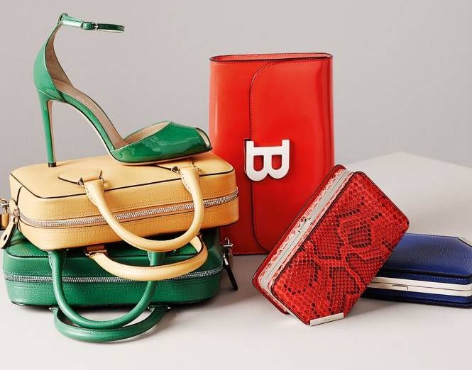 Các sản phẩm mới nhất thuộc bộ sưu tập xuân hè 2015 bao gồm quần áo, phụ kiện như giày, túi xách, ví và thắt lưng… luôn là những lựa chọn hàng đầu cho người phụ nữ hướng đến phong cách thời trang tinh tế và sang trọng.