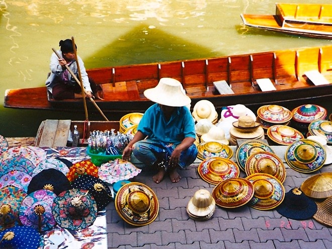 Du khach Viet ngay cang thich cac diem den trong nuoc hinh anh