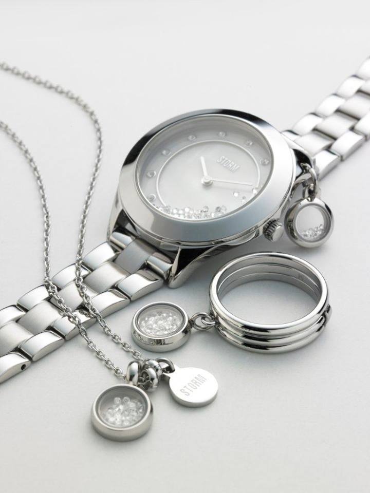 Mẫu đồng hồ kèm trang sức đến từ thương hiệu Storm London.