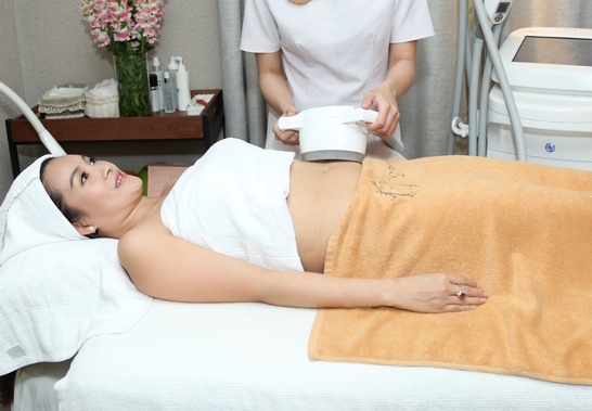 Giáp tết 2015, chị tin tưởng lời tư vấn Hoa hậu Thu Hoài sử dụng liệu trình D-Otesalycool II tan mỡ  .