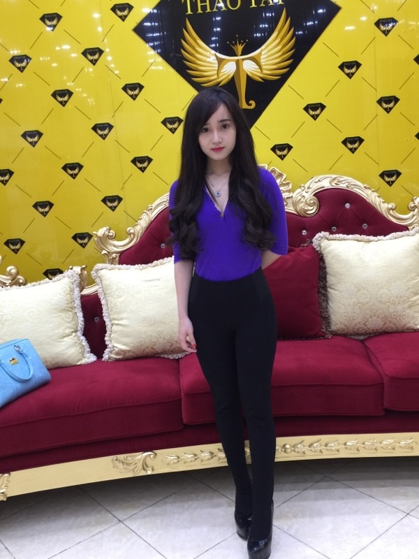 Nét duyên dáng của cô gái Phương Đông với một chút uốn xoăn nhẹ ở phần đuôi tóc không những giữ được nét trẻ trung mà còn không kém phần sang trọng.