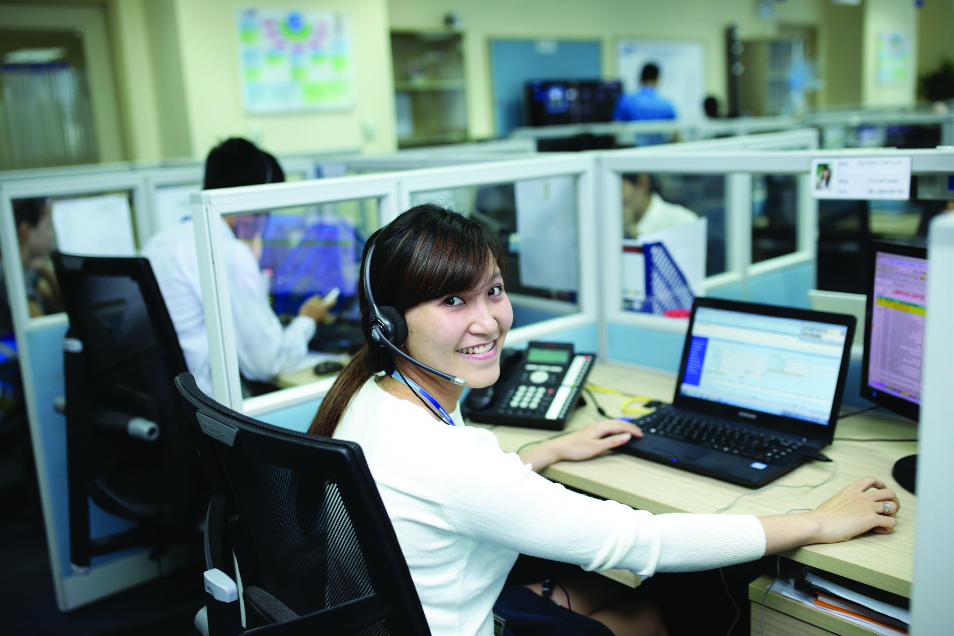 Tong dai vien - nghe cuoi bang giong noi hinh anh