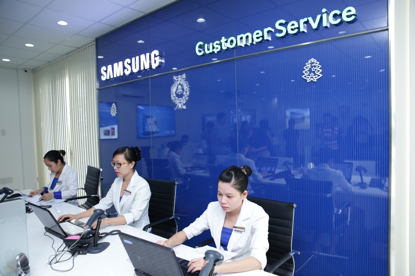 Các tổng đài viên của Samsung trải qua các khóa đào tạo thường niên để đảm bảo dịchvụ tốt nhất cho khách hàng của họ.