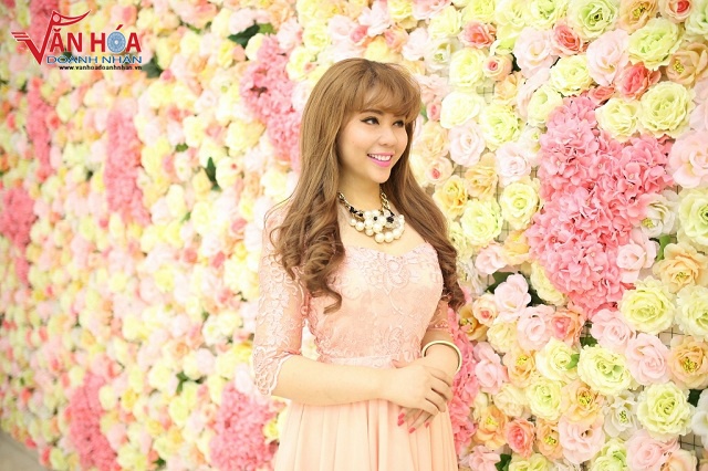 NTK Mộc Thanh đã tự thiết kế không gian phim trường, trực tiếp điều hành việc thi công công trình từ lúc khởi công đến khi hoàn thiện. 