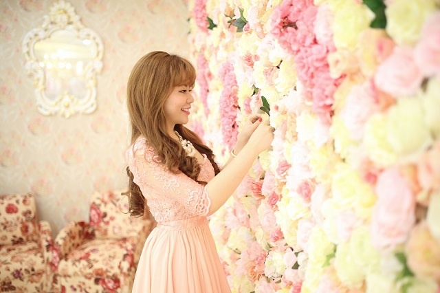 Bên cạnh đó, cô luôn theo dõi tỉ mỉ từng chi tiết bài trí nội thất, ngoại thất, cách phối màu, trang trí họa…,