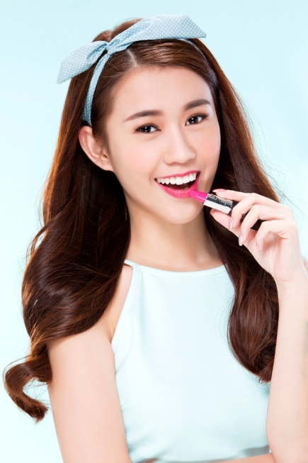 Ngọc Thảo chọn son Suri vì màu chuẩn, chất son mịn, lâu phai chứa vitamin E dưỡng môi mềm mượt. 