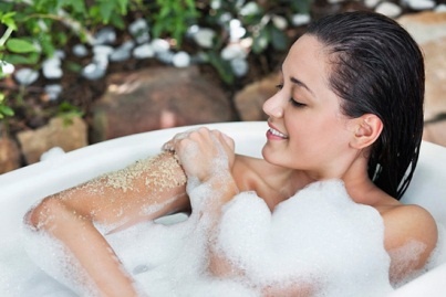 Tẩy da chết giúp bạn loại bỏ các lớp tế bào cũ, xỉn màu, kích thích tế bào mới phát triển.