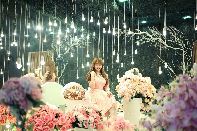 Năm 2014 vừa qua, NTK Mộc Thanh - Lê Long Dũng -  An Kha để lại ấn tượng tốt đẹp trong giới thời trang với Bộ áo dài kỷ lục “Kim Ngân Hoa” in dấu câu chuyện tình yêu của 2.000 chữ ký của 999 cặp đôi trên khắp đất nước