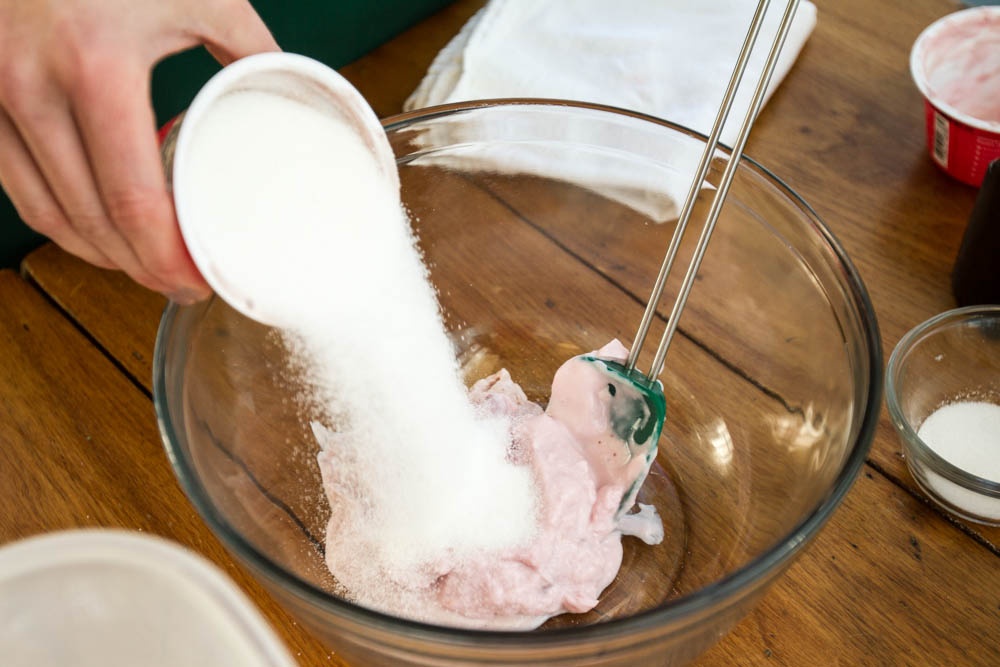 Mặt nạ bột gạo sữa chua giúp da trắng sáng, mịn màng.