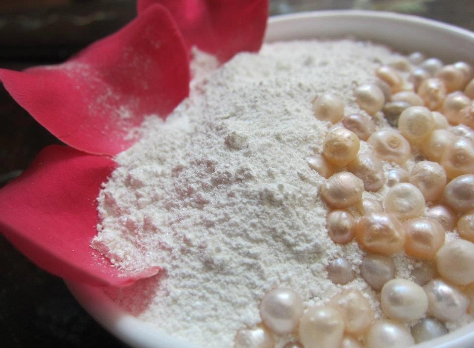 Bột ngọc trai tự nhiên có tác dụng làm sạch và trắng da, duy trì làn da mịn màng, tăng độ đàn hồi, giảm vết nhăn, ngăn ngừa lão hóa…