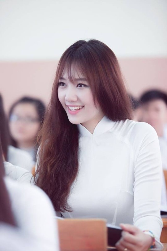 Nhờ làn da trắng mịn cùng tính cách hồn nhiên, vui tươi, rất ít người nghĩ rằng Hari Won năm nay đã 30 tuổi.