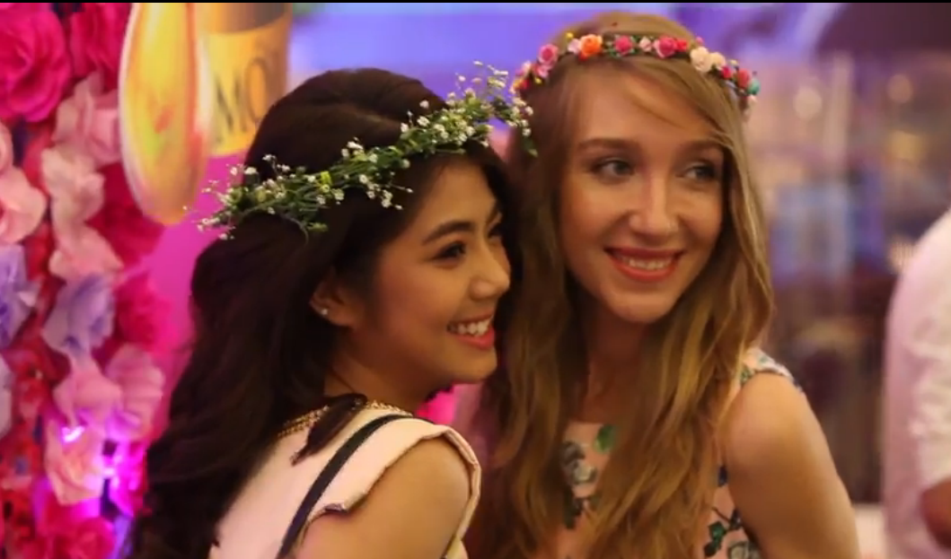 Van Trang, Truc Diem hut hon khan gia voi vay ket tu ngan hoa hinh anh