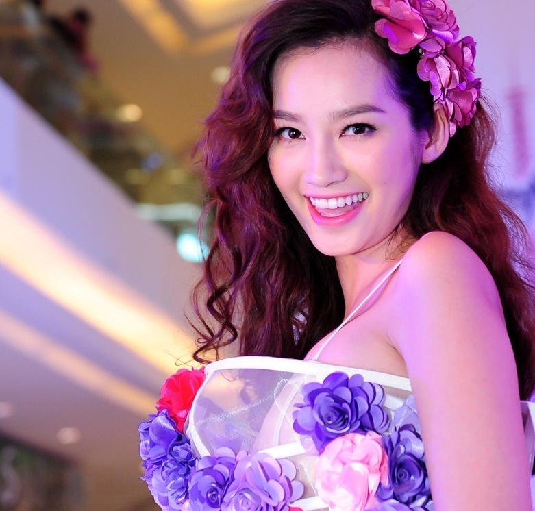 Van Trang, Truc Diem dien vay hoa long lay trong su kien 8/3 hinh anh