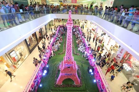 Thap Eiffel bang hoa khong lo xuat hien tai Crescent Mall hinh anh