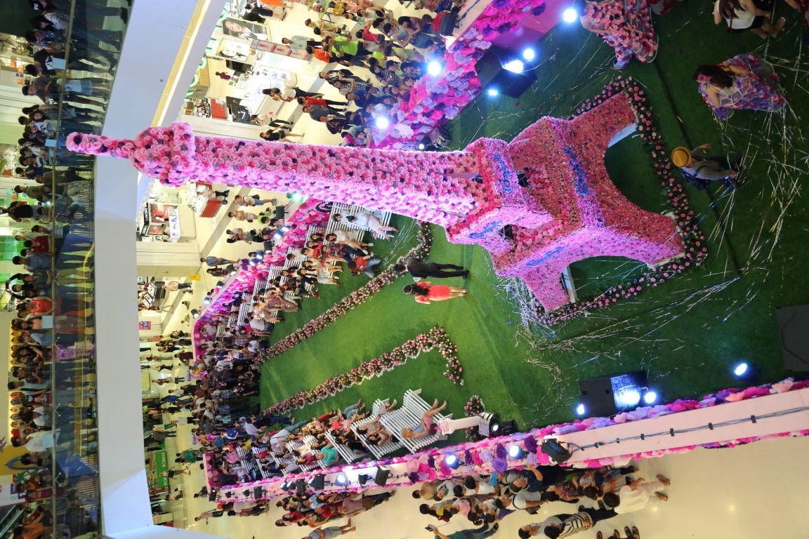 Khu vườn hoa diệu kỳ đặt tại sảnh chính của trung tâm thương mại Crescent Mall, được thiết kế dựa trên cảm hứng từ ngàn cánh hoa tinh túy của nước Pháp, bao quanh bằng bức tường hoa được thiết kế rực rỡ và có chiều cao 1,8 m.