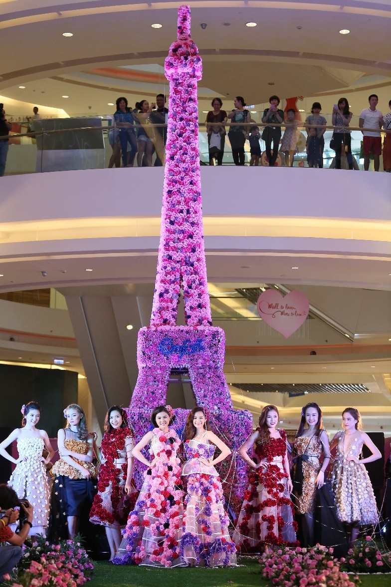 Tâm điểm của khu vườn là tháp hoa khổng lồ cao 8 m, rộng 3 m, mô phỏng theo hình dạng nguyên bản của tháp Eiffel.