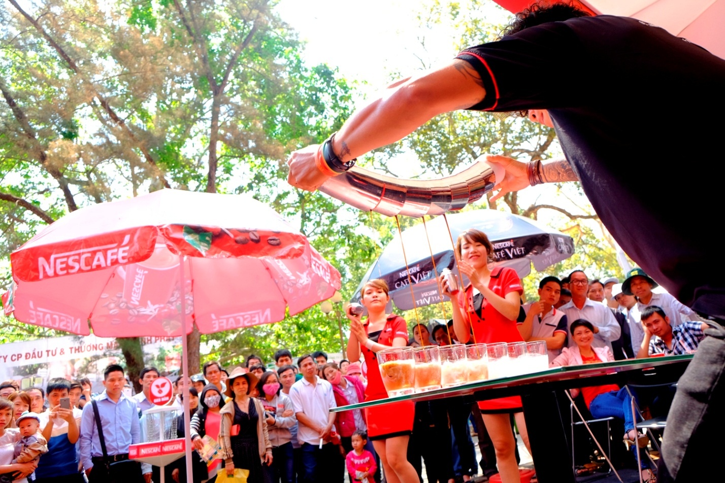   Bên cạnh đó, các hoạt động trao đổi về quy trình, cách thức sản xuất, chế biến cà phê; các chương trình văn hóa, thể dục thể thao cũng diễn ra sôi nổi. Trong ảnh, Anh Tuấn - một barista (người pha chế cà phê) biểu diễn tiết mục pha cà phê ấn tượng.