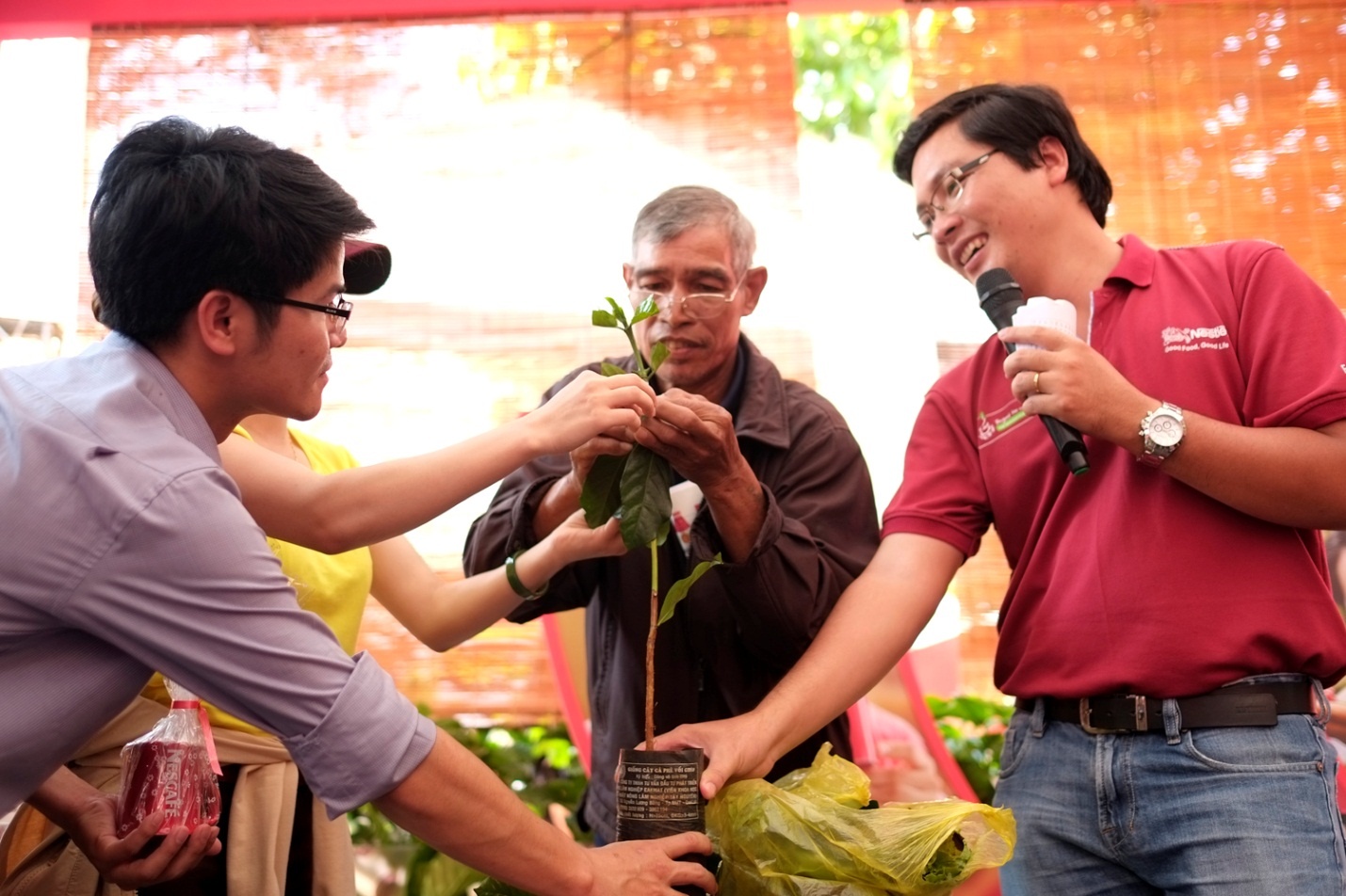 Hang nghin nguoi co mat tai le hoi ca phe lon nhat trong nam hinh anh