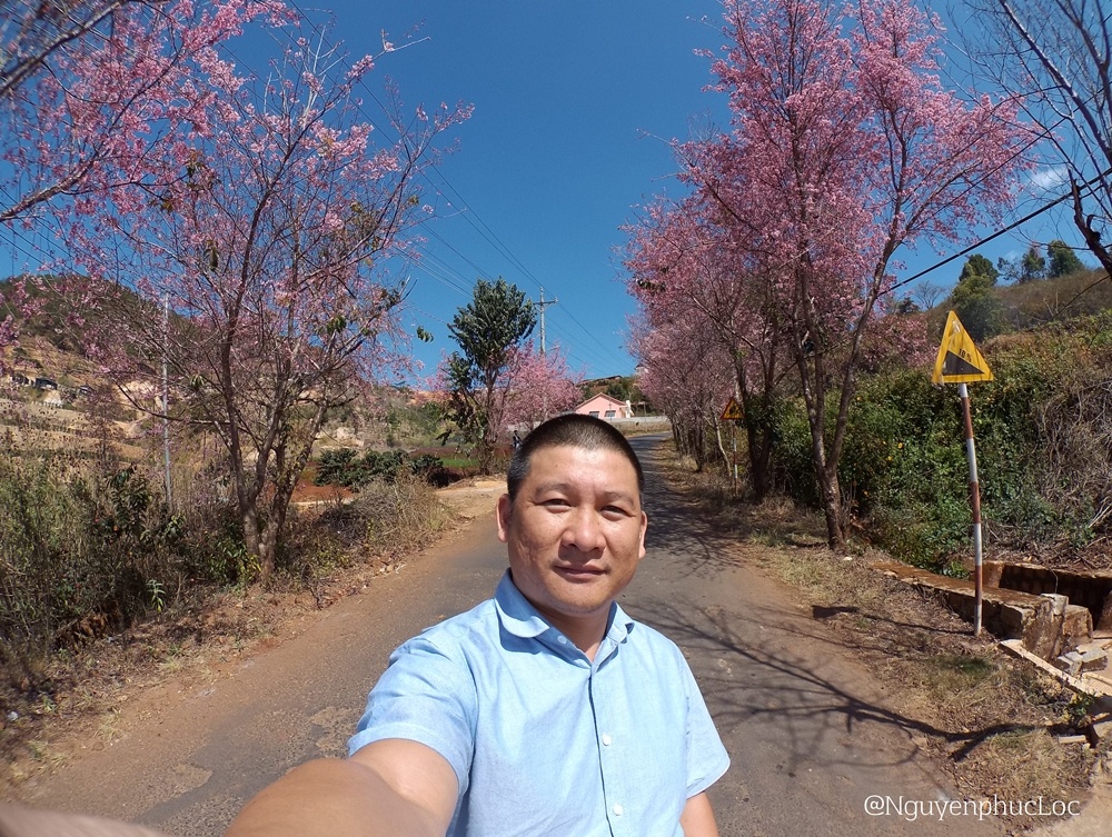 Ống kính HTC RE rộng 146 độ cho phép người dùng sử dụng một tay để chụp ảnh mà không cần nhờ đến thiết bị hỗ trợ..