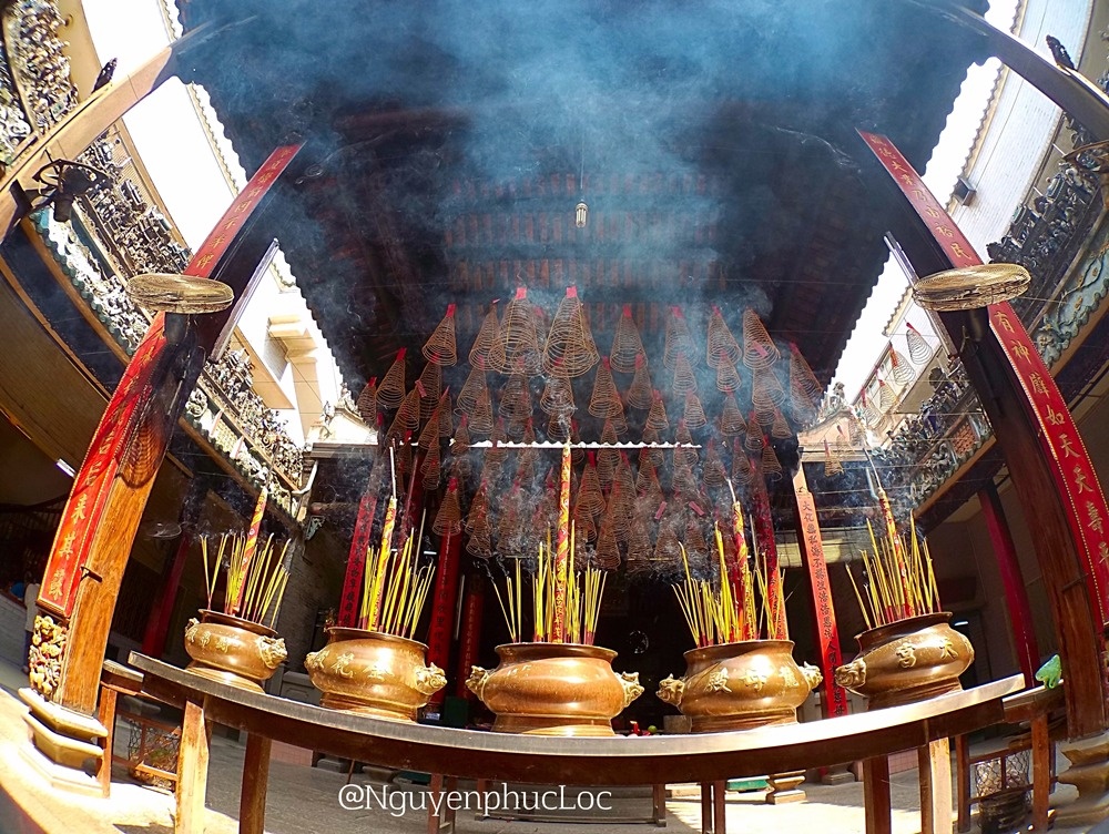 Camera HTC RE tích hợp cảm biến Grip sensor kích hoạt máy ngay khi cầm lên, giúp người chụp dễ dàng bắt những khoảnh khắc đẹp.