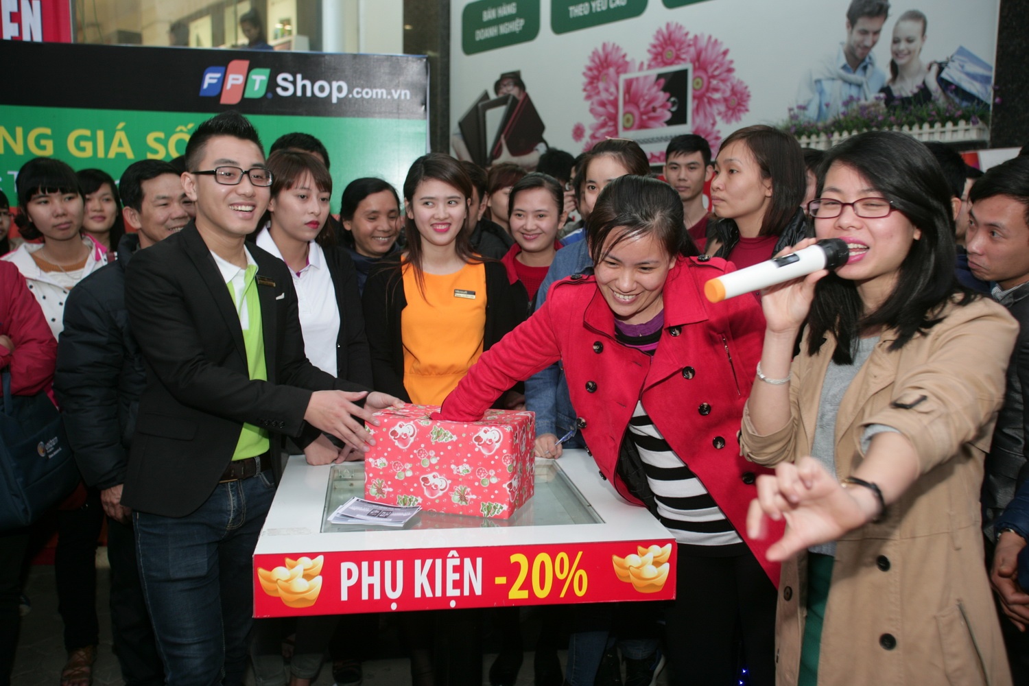 Khách hàng hồi hộp tham gia chương trình bốc thăm may mắn.