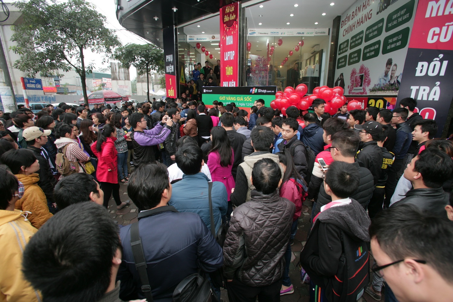 Ca nghin nguoi chen chuc mua Lumia 435 va Lumia 532 gia soc hinh anh