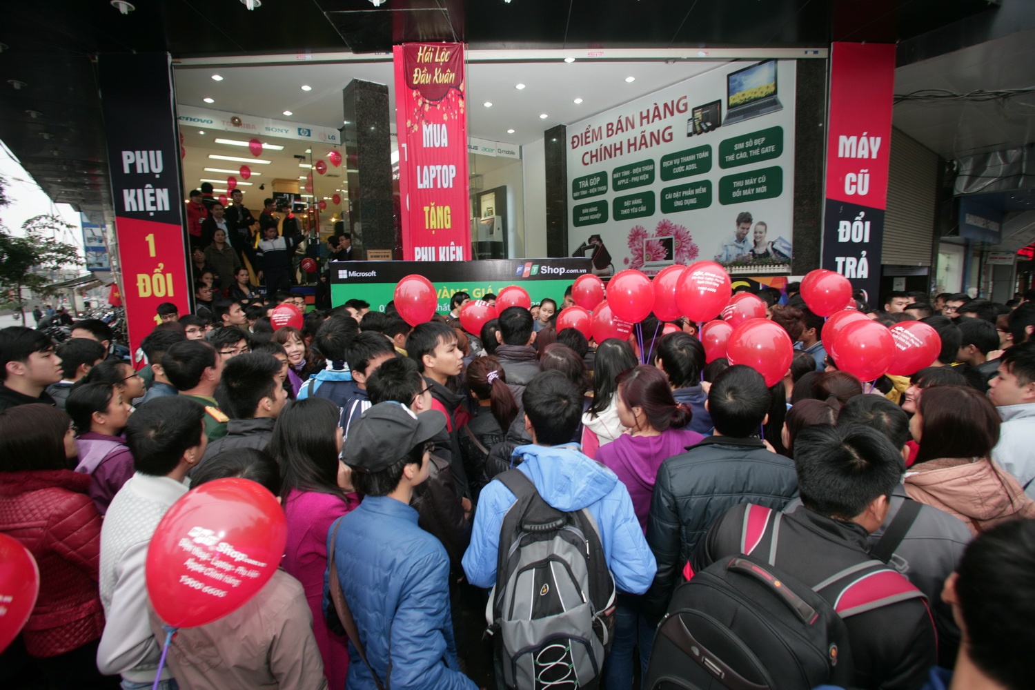 Dòng người xếp hàng chờ bốc thăm mua Lumia giá sốc tại Hà Nội.