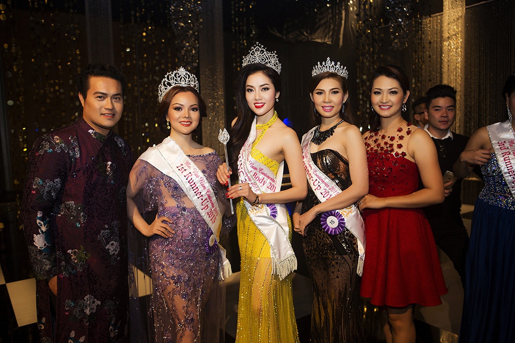 Doanh nhân - nghệ sỹ Minh Chánh - Trưởng Ban Tổ chức cùng vợ Nathalee Trương chúc mừng Top 3 người đẹp: Tân Hoa hậu Jennifer Tiên Huỳnh, Á hậu 1 cho Ruby Anh Pham và Á hậu 2 Mai Lệ Quyên