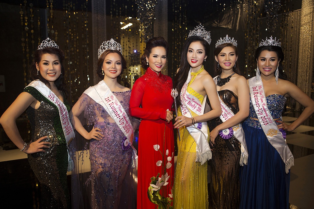 Hoa hậu Áo dài Kiều Khanh cùng top 5 thí sinh xuất sắc nhất.