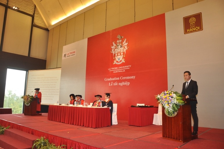 Buổi lễ tốt nghiệp của hệ cử nhân và thạc sĩ diễn ra tại Trung tâm Hội nghị quốc gia.