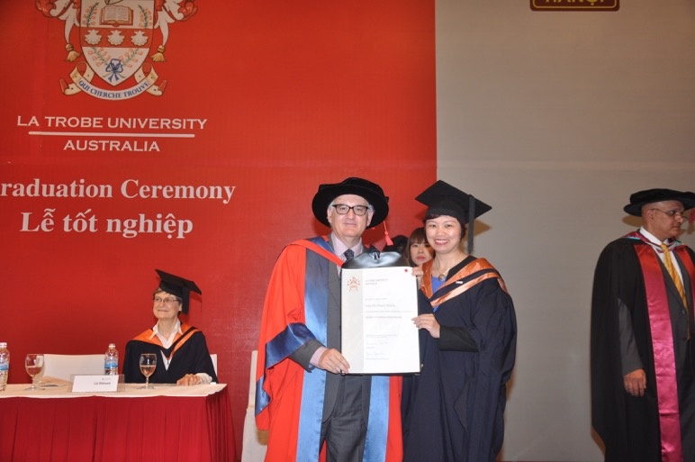 Sinh vien MBA khoa dau DH La Trobe Viet Nam tot nghiep hinh anh