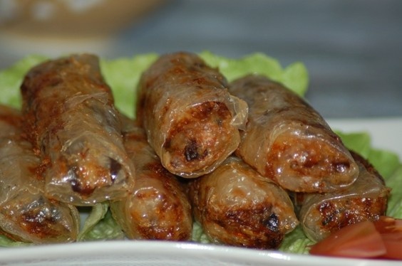 Nem rán (chả giò) tại quán được nhiều thực khách nghiền chỉ với 6.000 VNĐ/cây.