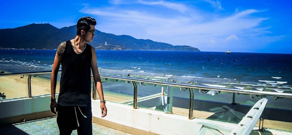 Đạo diễn Ứng Duy Kiên rất thích phối đồ trắng và đen.