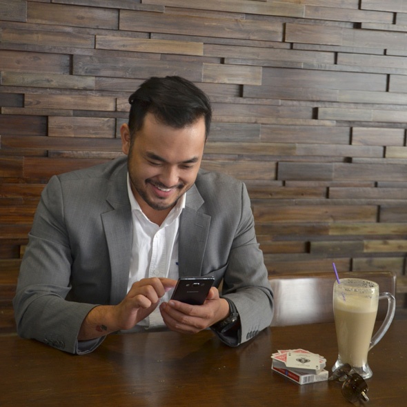 Smartphone là người bạn thân thiết của Petey Majik Nguyen.