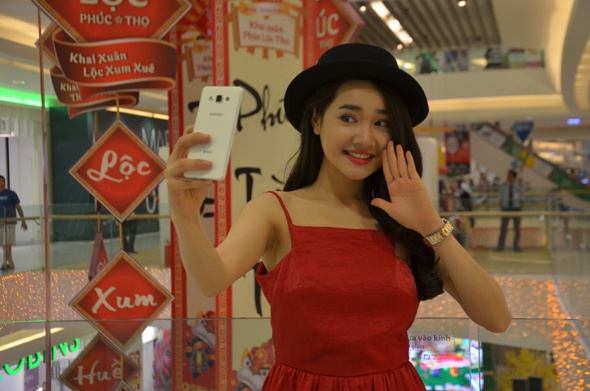 Bi quyet chon dien thoai ca tinh cua dan sao Viet hinh anh