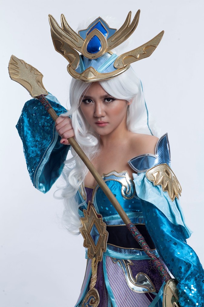 Trong game Bách Chiến Vô Song, Thiên Sư là lớp nhân vật có nội công thâm hậu, sử dụng pháp trượng quyền năng. Thiên Sư có thể điều khiển Phong Lôi ma pháp, huy động sức mạnh khủng khiếp từ gió và sấm sét.