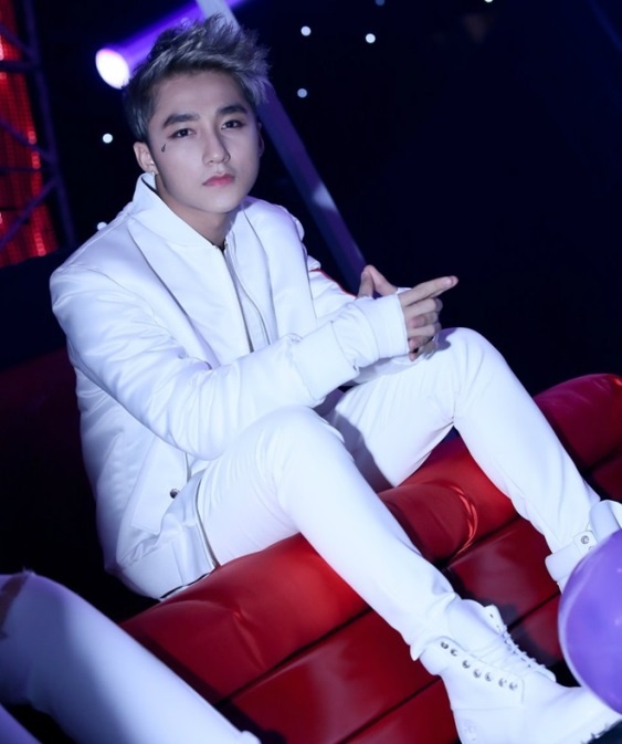   Sơn Tùng khoe vẻ điển trai trong hậu trường chương trình The Remix. Ảnh: Thành Luân.